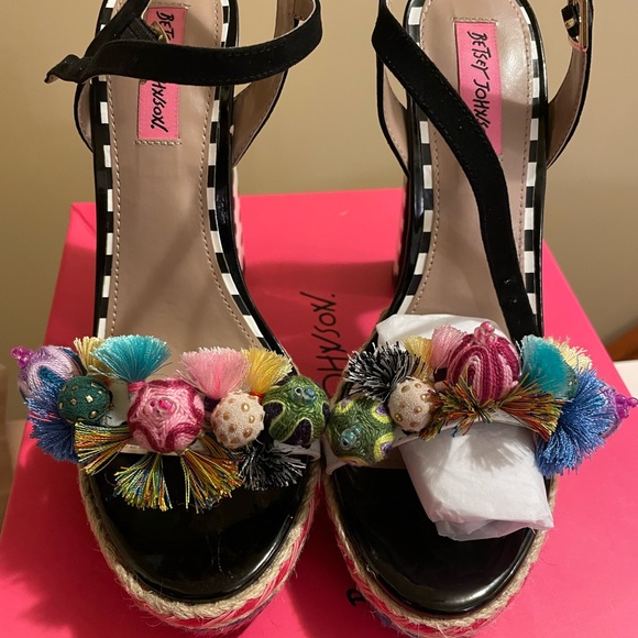 Eye Catcher Just In Time For Spring worn once.. Cones In Original Box! - Picture 3 of 3